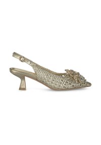 Escarpin à talon slingback doré en tissage, avec un bout pointu, un petit talon métallique, des embellissements floraux et une bride ajustable au niveau de la cheville.