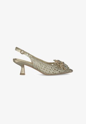 Escarpin à talon slingback doré en tissage, avec un bout pointu, un petit talon métallique, des embellissements floraux et une bride ajustable au niveau de la cheville.