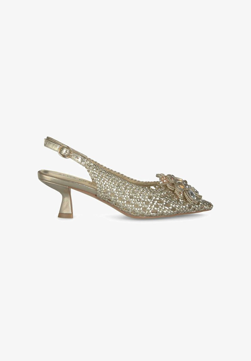 Escarpin à talon slingback doré en tissage, avec un bout pointu, un petit talon métallique, des embellissements floraux et une bride ajustable au niveau de la cheville.