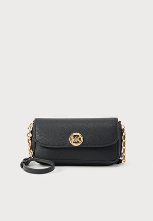 Pochette en cuir noir texturé avec chaîne dorée et logo rond Michael Kors sur le rabat avant.