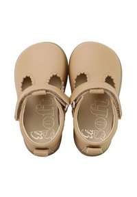 Sandalias de cuero marrón con recortes en forma de ondulación, correa ajustable y plantilla acolchada. Suela plana, punta redondeada y diseño sencillo.
