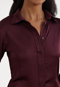 Lauren Ralph Lauren CLASSIC FIT SATIN CHARMEUSE SHIRT - Blusa com botões - pinot noir
