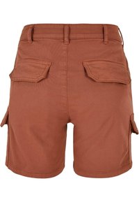 Shorts cargo couleur rouille avec une coupe classique, deux poches arrière et des poches latérales, fabriqués en coton durable.
