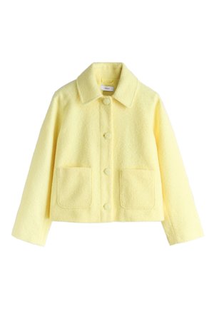 Chaqueta suave de mezcla de lana en amarillo pálido con cuello ancho, cierre frontal de botones, mangas largas y dos bolsillos delanteros de parche.