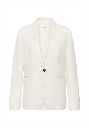 Blazer blanc à un bouton avec revers crantés et deux poches fendues à l'avant, présenté sur un fond blanc.