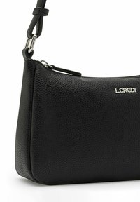 Schwarzlederne Handtasche mit strukturiertem Oberflächen, ausgestattet mit einem Reißverschluss und einem abnehmbaren Riemen. L.Credi-Logo in Silber auf der Vorderseite.
