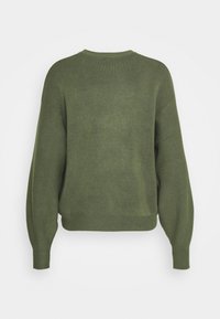 Sweter w kolorze oliwkowym, z dzianiny, z okrągłym dekoltem, opadającymi ramionami i ściągaczem na dole. Miękka struktura, swobodny fason, z długimi rękawami.