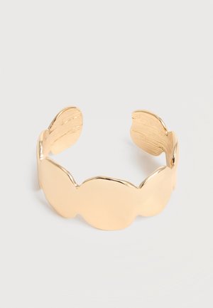 Bracelet manchette ouvert en or avec des segments arrondis aux bords lisses et une finition polie légèrement texturée.