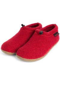 Chaussons en feutre rouge avec une surface texturée, un bout arrondi et des semelles en caoutchouc beige. Ils disposent d'un bouton noir près de l'ouverture pour un ajustement.