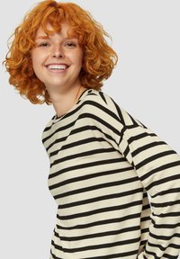 Gestreiftes Langarmshirt in cremiger Farbe mit schwarzen horizontalen Streifen, mit rundem Halsausschnitt und aus weichem Stoff in lockerer Passform.