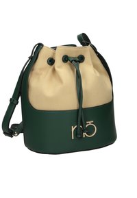Zielona torba typu bucket z ekoskóry, z jasnobeżową górną częścią z płótna, sznurkiem do zaciskania oraz złotym logo z przodu.