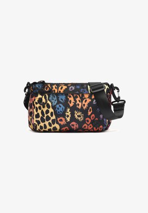 Borsa a tracolla multicolore in tessuto con motivo leopardato e astratto, forma arrotondata, dettagli neri e tracolla regolabile.