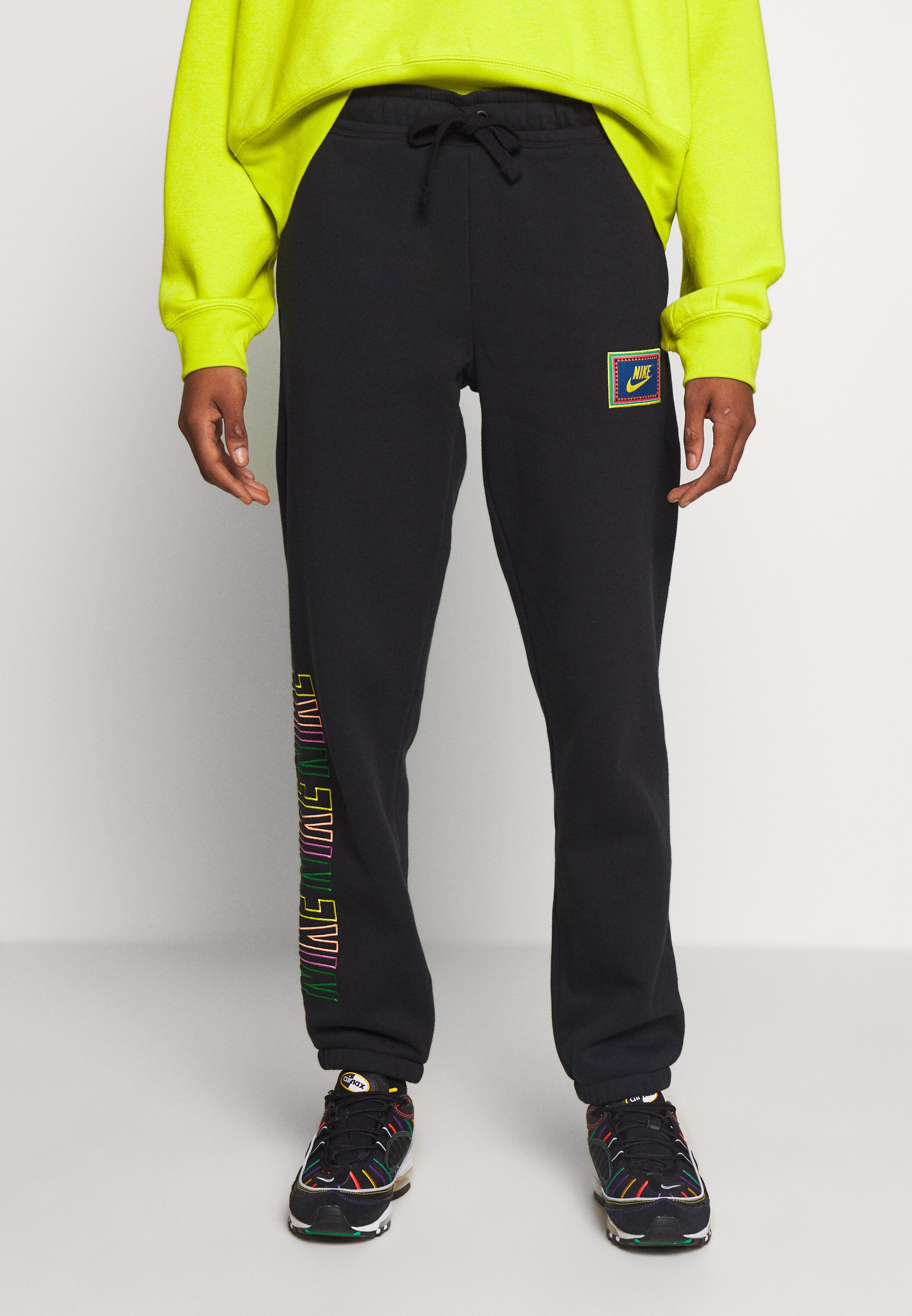 PEACE PACK PANT Joggebukse blackgreen spark PEACE PACK PANT Joggebukse blackgreen spark