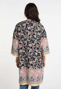 Fekete kimono paisley és virágmintákkal rózsaszín és zöld színekben. Széles ujjakkal és mintás szegéllyel rendelkezik az alján.