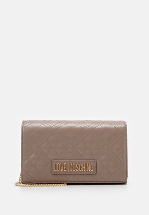 Taupe quiltet læderclutch med guldkæde og hævet guldfarvet Love Moschino-logo på fronten.