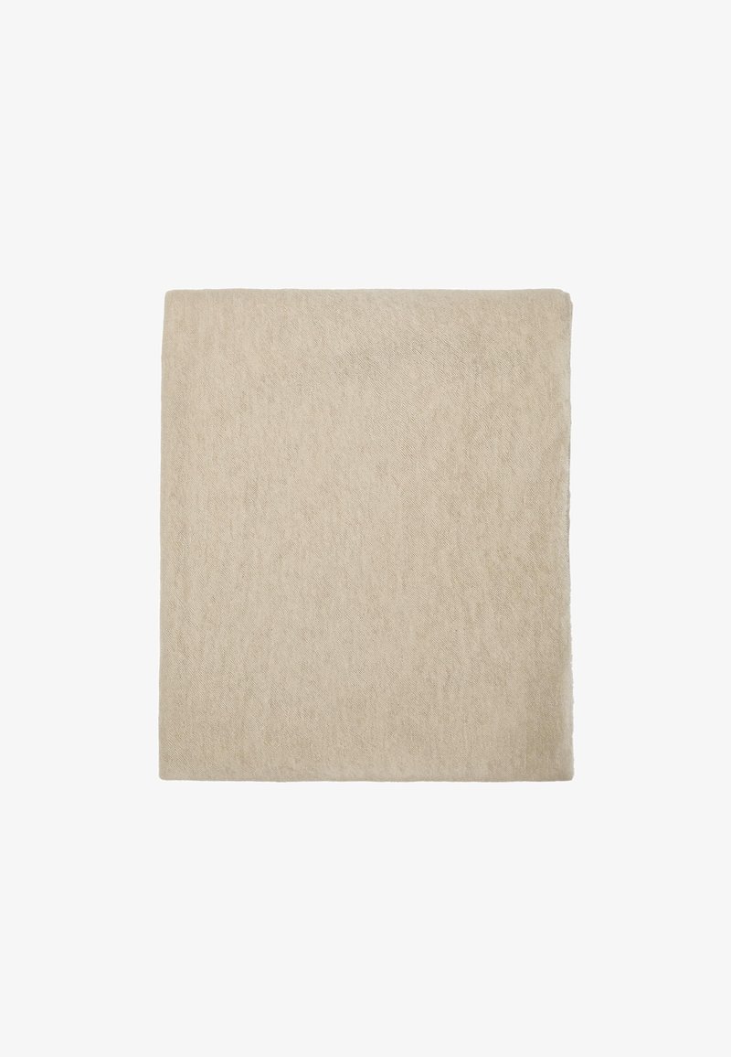 Beige uld tæppe, rektangulær form, blød tekstur, minimalistisk design, jævn overflade, ingen mønstre eller hardware detaljer synlige.