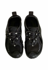 Sneakers nere in mesh con punta arrotondata, lacci elastici, linguetta pull e dettagli punteggiati sulla suola per una migliore trazione.