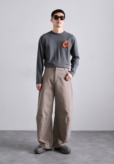 Henrik Vibskov DART PANTS - Relaxed fit jeans - walnut