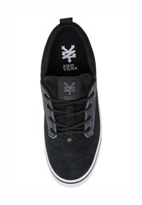 Sorte semskede sneakers med grå detaljer. Har en gummisåle, rund tå og tykke snørebånd. Logoet er trykt inne i skoen.