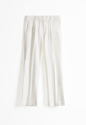 Pantalones blancos a medida con pliegues frontales, bolsillos laterales, presillas para cinturón y cierre de botón en la cintura, extendidos sobre un fondo blanco.