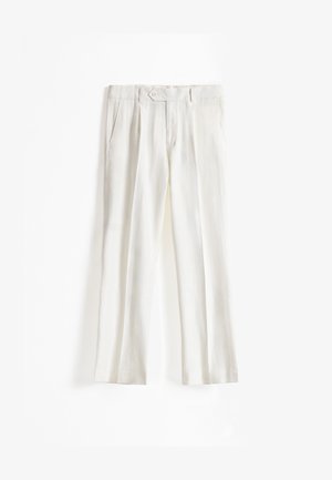 Pantalones blancos a medida con pliegues frontales, bolsillos laterales, presillas para cinturón y cierre de botón en la cintura, extendidos sobre un fondo blanco.