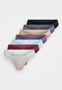 Huit paires de sous-vêtements de différentes couleurs : noir, gris foncé, gris clair, bordeaux, mauve, beige, bleu clair et lavande, avec des ceintures élastiques.