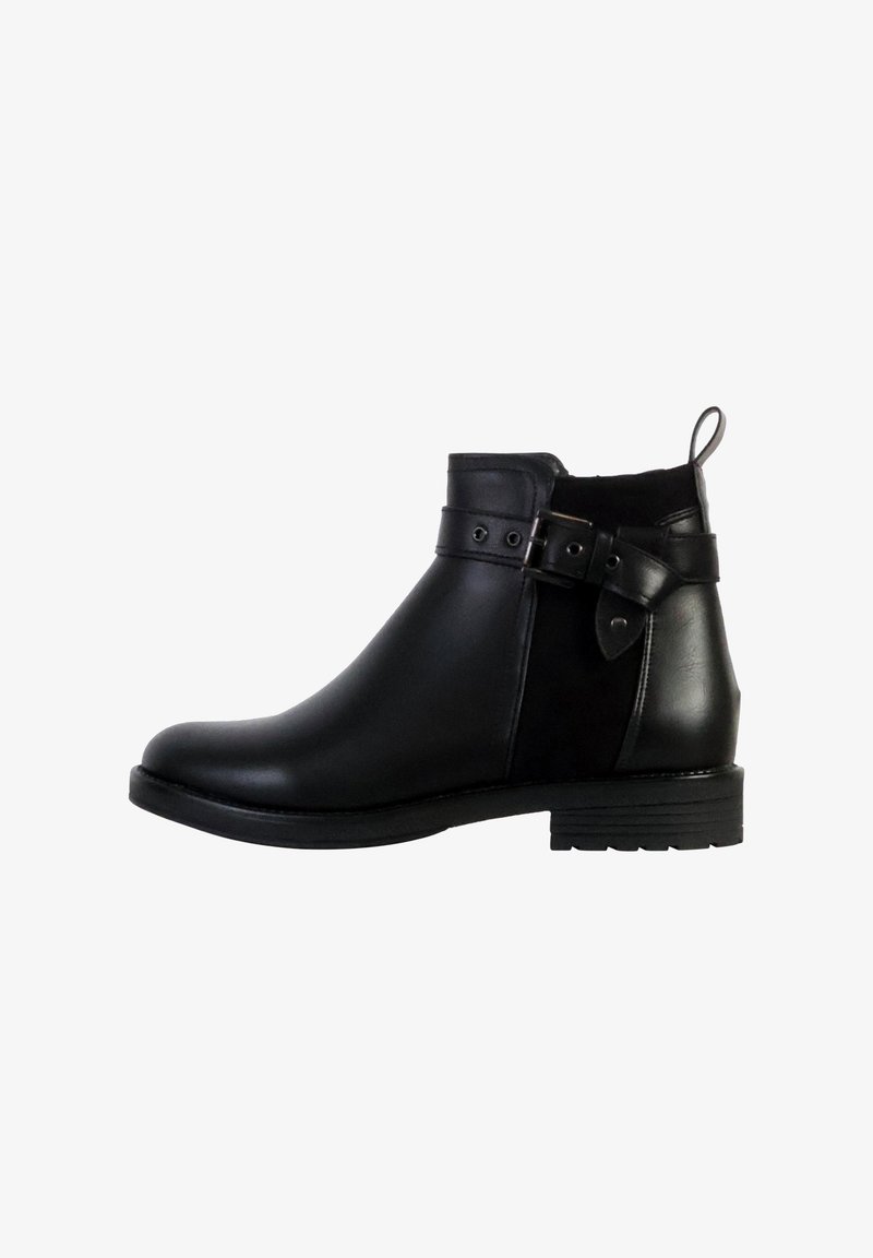Bottines en cuir noir avec une finition lisse, dotées d'un détail de sangle à boucle sur le côté et d'un talon texturé, conçues pour un port confortable.