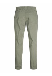 Pantaloni di cotone verde oliva con cintura elastica, gambe affusolate e una tasca posteriore. Tessuto morbido, progettati per il comfort e l'abbigliamento casual.