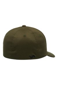 Oliven grøn baseballcap lavet af bomuld, med en flad skygge, rund krone og et sort logo på siden. Seks ventilationshuller er synlige.