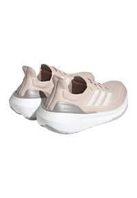 Sneakers sportivi rosa chiaro con tomaia texturizzata, tre strisce bianche, una suola spessa bianca e dettagli argentati sul tallone.