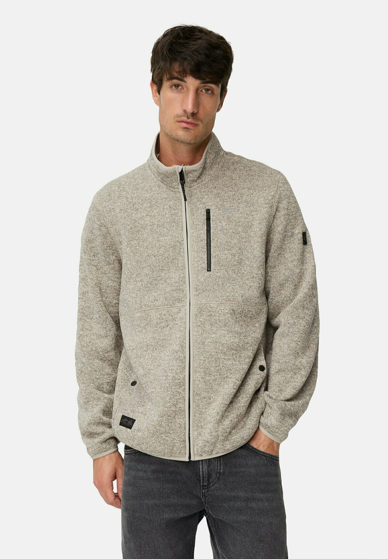 Fleecejacke in hellgrau mit Reißverschluss, hohem Kragen, Seitentaschen und einer kleinen Brusttasche. Ausgestattet mit strukturiertem Stoff und dezentem Branding.