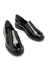 Czarne lakierowane mokasyny o designie wsuwanym, z gładką powierzchnią, podniesionymi szwami i niskim obcasem.