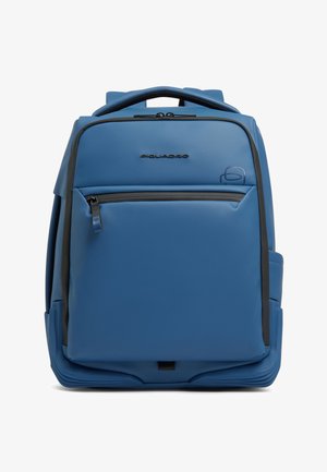 Blauer Piquadro-Rucksack mit Frontreißverschlusstasche, schwarzen Reißverschlüssen, gepolstertem Tragegriff oben und dezentem Markenlogo auf der Vorderseite.