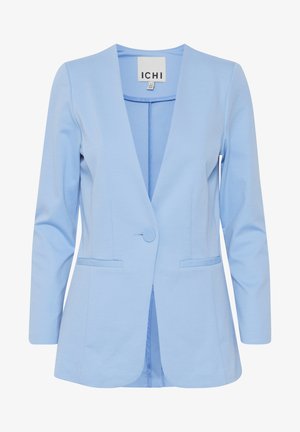 Világoskék blézer, lefelé szegélyezett gallérral, hosszú ujjal, egy gombos záródással és két elülső zsebbel. Simasága miatt minimális textúrával rendelkezik.