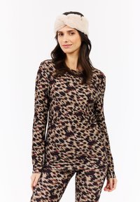 Top ajustado de manga larga y leggings con estampado de leopardo en tonos marrón y negro. Tela suave con colores que se mezclan y escote redondo. Diadema de piel sintética blanca.