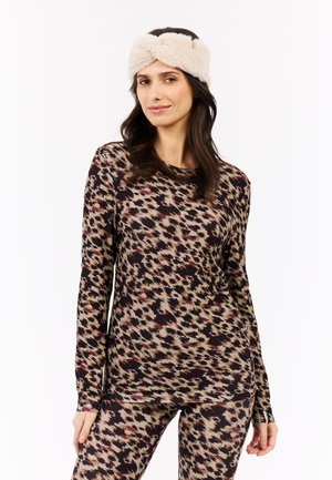 Dugi rukav, prilagođeni top i tajice u smeškastom i crnom uzorku leoparda. Mekani materijal sa mješovitim bojama i okruglim izrezom. Bijela krznašica.