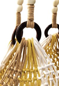 Borsa in macramè realizzata con fili di cotone intrecciati in giallo, beige e bianco, con anelli di legno come accessori e motivi a nodi sovrapposti.