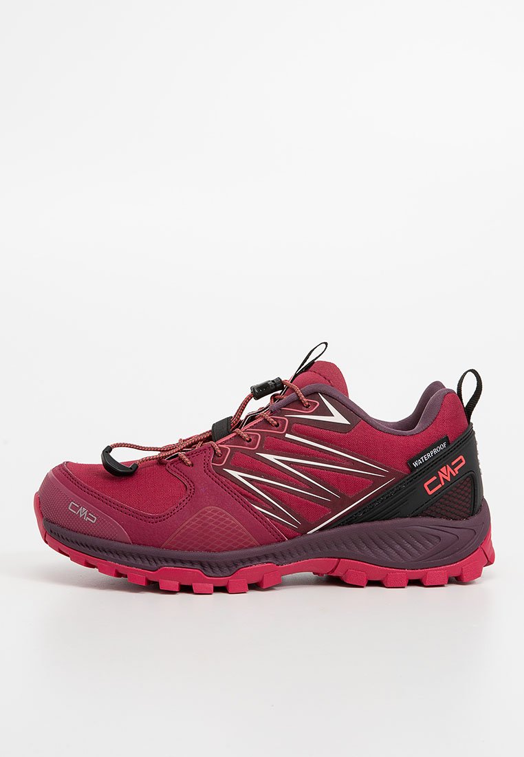 Scarpe da trekking impermeabili di colore marrone con tomaia in rete, suola in gomma, dettagli riflettenti e sistema di lacci elastici. Presenta un battistrada testurizzato per una migliore aderenza.