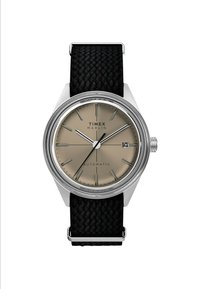 Reloj automático Timex Marlin con una esfera beige, marcadores de hora plateados y una correa tejida negra. Presenta una ventana de fecha y una caja de acero inoxidable.