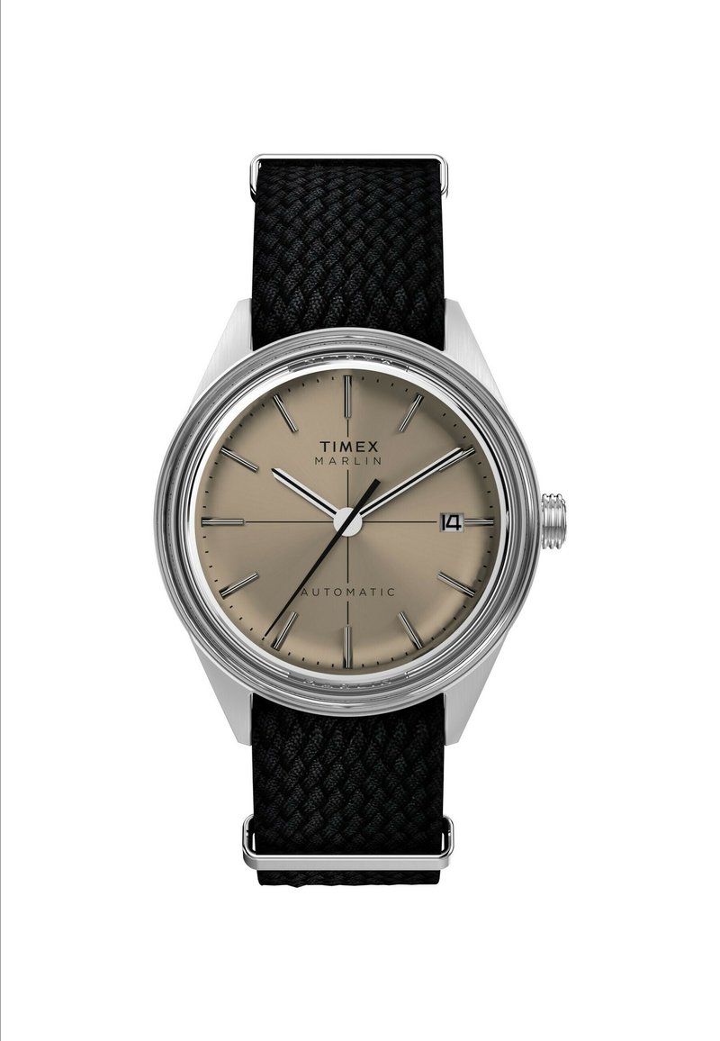 Reloj automático Timex Marlin con una esfera beige, marcadores de hora plateados y una correa tejida negra. Presenta una ventana de fecha y una caja de acero inoxidable.