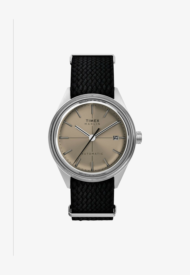 Reloj automático Timex Marlin con una esfera beige, marcadores de hora plateados y una correa tejida negra. Presenta una ventana de fecha y una caja de acero inoxidable.