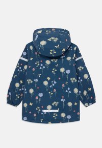 Marineblå regnjakke med blomstermønster med gule, pink og blå blomster. Den har hætte og elastiske manchetter samt en reflekterende detalje.