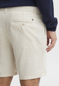 Solid SDAURELIUS LINEN MIX - Pantaloni scurți - oatmeal