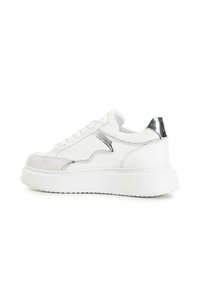 Witte sneakers met een gladde leren en suède accenten, een dikke witte zool en metallic zilveren details op de hiel en zijpaneel.
