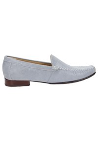 Lichtgrijze loafers van gestructureerde stof, met een ronde neus, gestikte details en een gladde, donkerbruine houten hak.