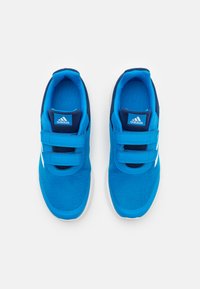 Blå nett-sneakers med borrelåsremmer, med en strukturert overdel, kontrasterende marineblå detaljer og en hvit logo på tungen og sidene.