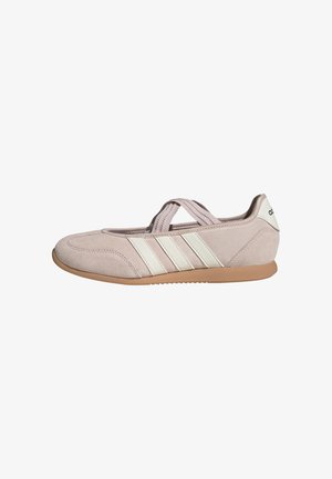 Lyserød ruskind flat sko med elastisk rem, hvide Adidas-striber på siden og gummisål.