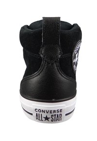 Černé vysoké tenisky vyrobené z semiše a kůže, s kulatou nášivkou s logem, bílou podešví s nápisem "CONVERSE ALL STAR".