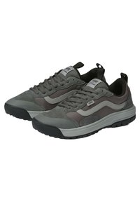 Zapatillas deportivas grises con una combinación de materiales de ante y malla, con suela de goma negra, diseño con cordones y la marca Vans en la lengüeta.