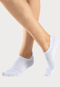 Weiße, knöchelhoche Socken aus dehnbarem Stoff mit geripptem Muster. Sie verfügen über eine nahtlose Zehenpartie und ein kontrastierendes blaues Logo an der Seite.